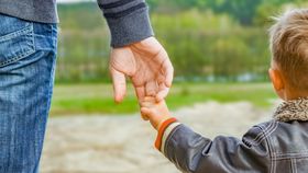 VIDEO Un băiat de patru ani a fost luat de autorități, după ce s-ar fi spus că mama lui este în depresie: „Am cerut să îmi dea voie să merg să-mi pup copilul”